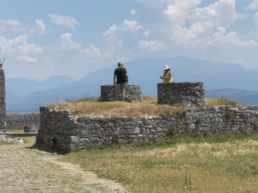 Turistët e huaj vizitojnë Shkodrën