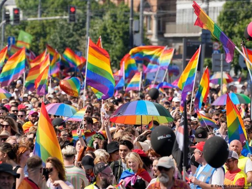 Mijëra njerëz marshuan kundër homofobisë në Poloni