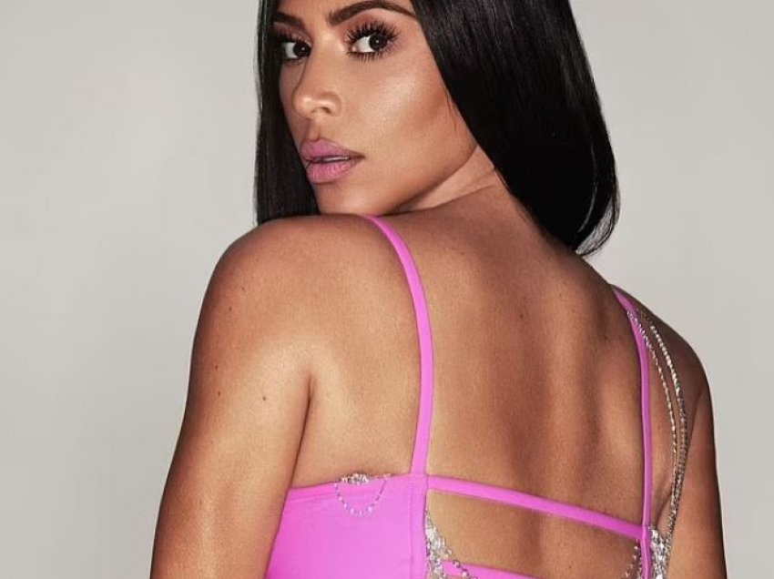 Kim Kardashian ekspozon hiret në bikini rozë
