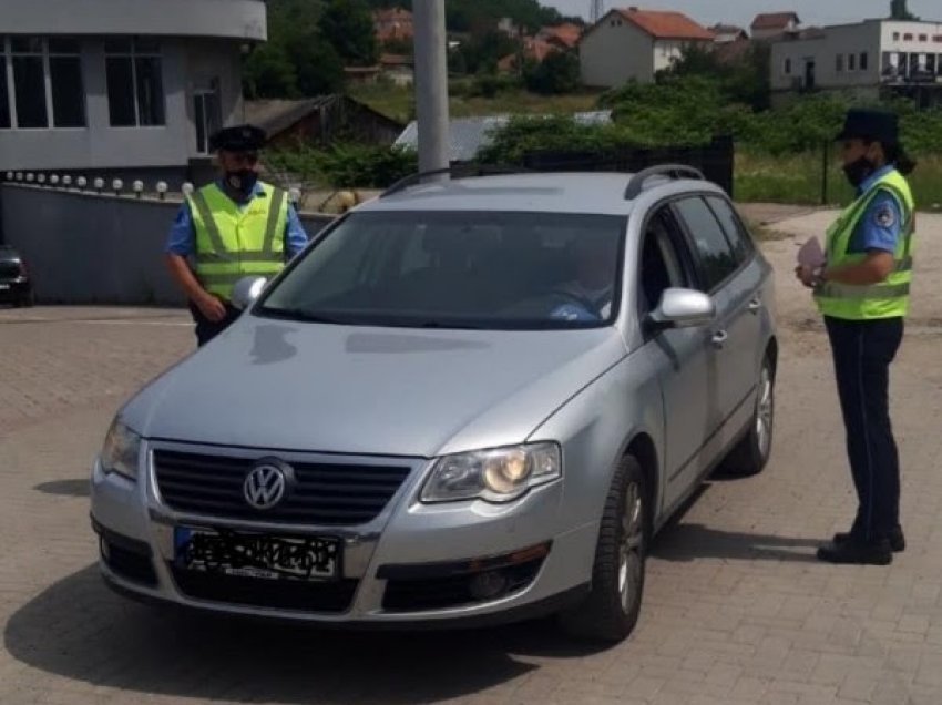​Policia në Mitrovicë shpërndanë fletushka “Vozitja është përgjegjësi – jo kënaqësi”