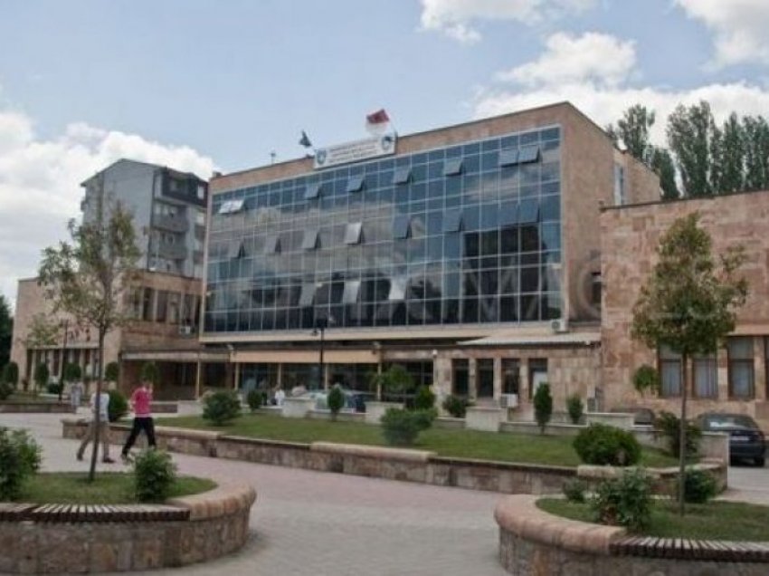 Në Mitrovicë burri u fut në shtëpi me kamion me qëllim t’i mbys gruan dhe 6 fëmijët e tij