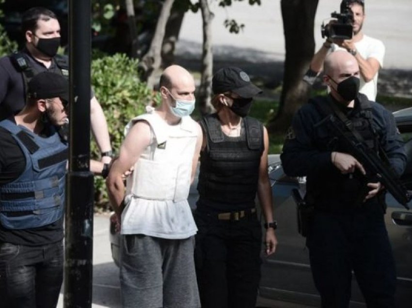 E shoqëruar nga një police dhe me të bardha, del përpara gjykatës bullgari që përdhunoi pastruesen shqiptare