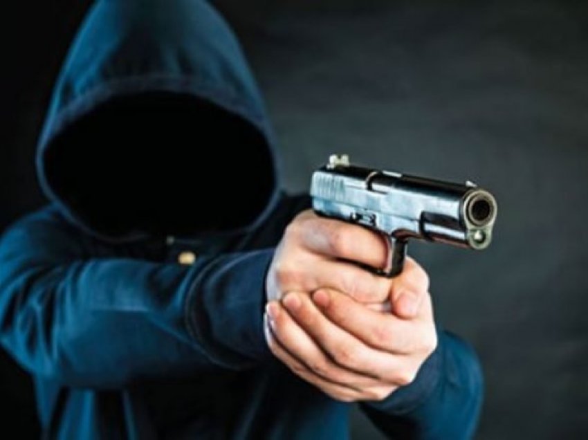 Grabitje e armatosur në Kamenicë, persona të maskuar ia marrin 160 euro në vendin e punës