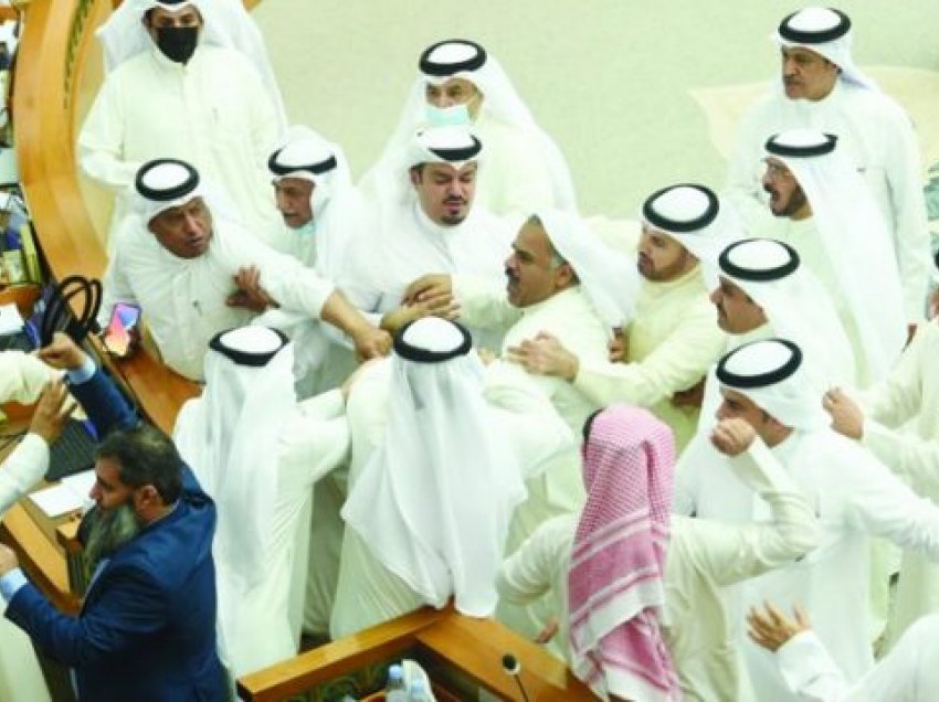 Pamje nga rrahja në Parlamentin e Kuvajtit