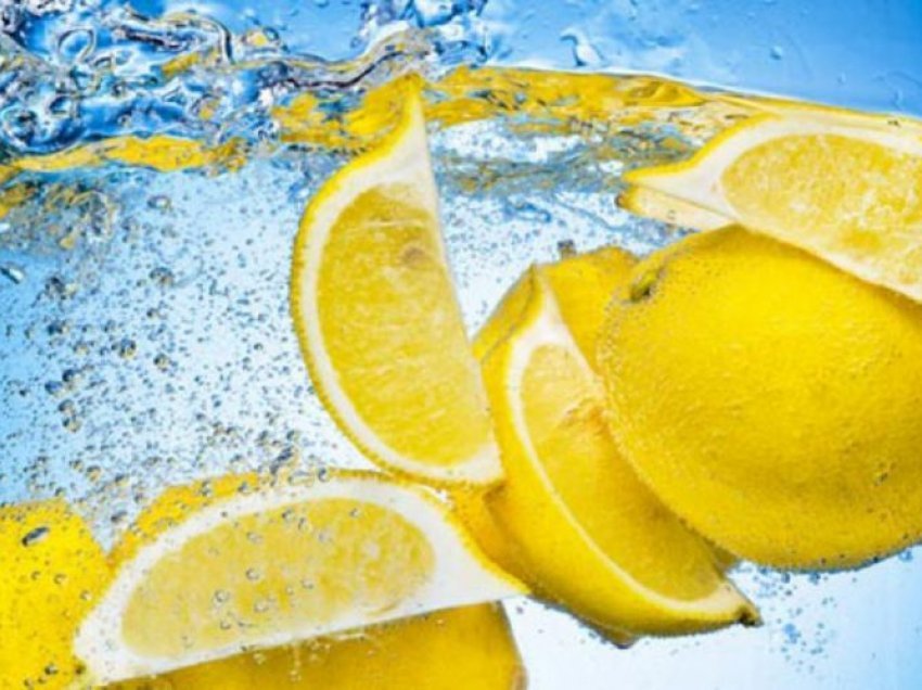 Për trajtimin kundër urthit dhe refluksit të stomakut përdorni ujë me limon