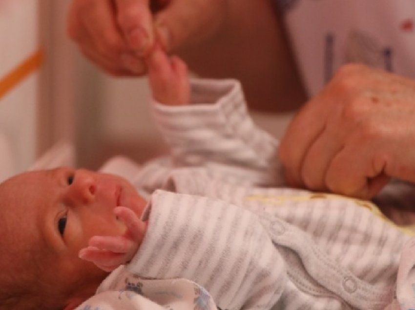 Manastirliu: Bebja prematurë fiton betejën pas shumë ditësh në terapi intensive