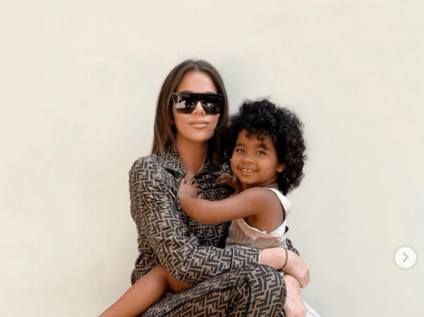 Pas ndarjes, Khloe fotografohet e lumtur në përqafim të vajzës