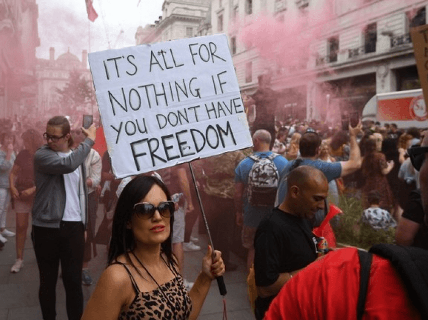 Protesta masive anti-qeveritare, anti-kufizime në Londër, vijojnë gjithë fundjavën