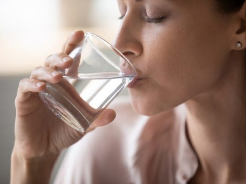 ​Sa ujë duhet të pini gjatë verës?