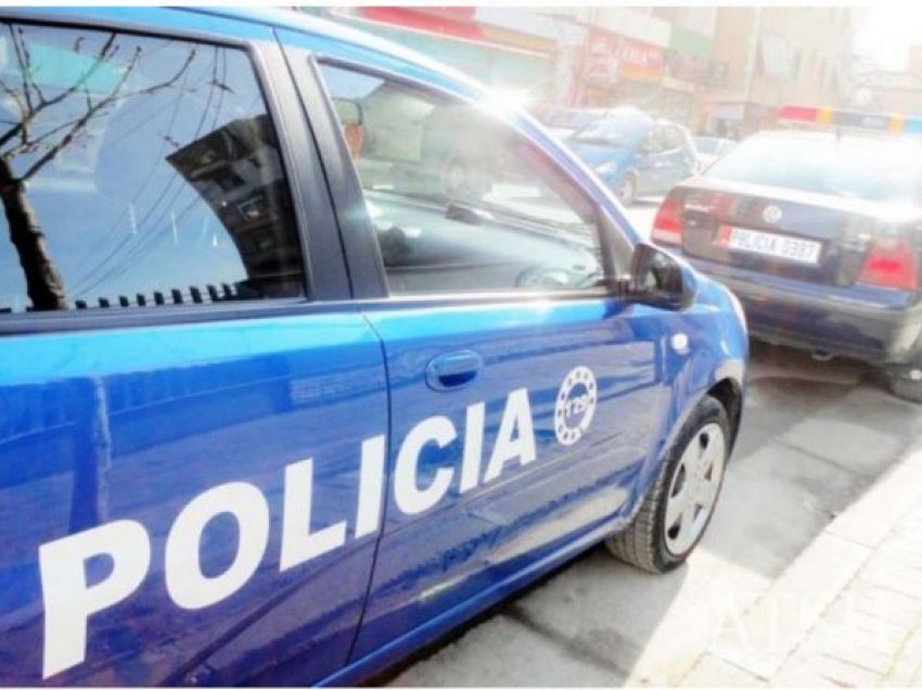 Aksident në Tiranë, taksia humb kontrollin dhe përplaset me shtyllën, lëndohet drejtuesi 