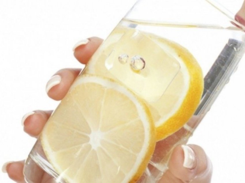 E shëndetshme të pish ujë me limon 
