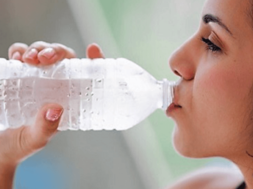Pse duhet të pini një gotë ujë pas çdo vakti?