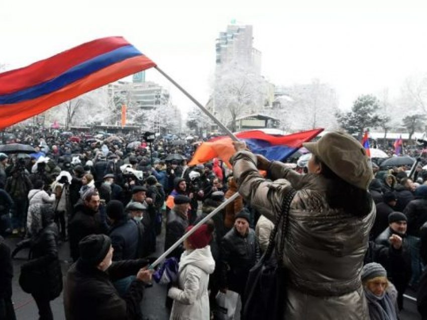 Kërkohet dorëheqja e kryeministrit, protestuesit “pushtojnë” godinat qeveritare në Armeni