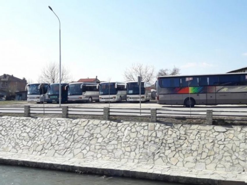 Pronarët e 25 kompanive të udhëtarëve në Podujevë hyjnë në grevë