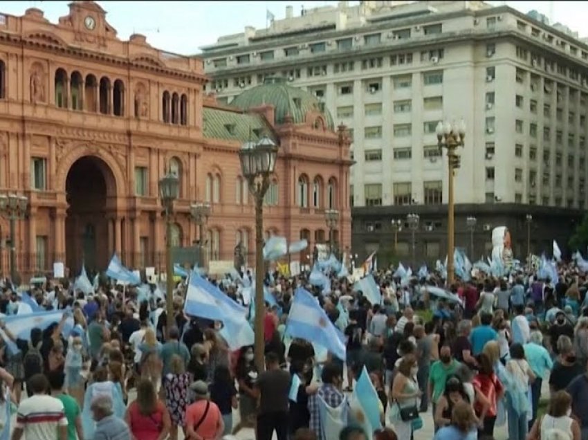 Argjentinasit mbushin rrugët duke kundërshtuar “privilegjet” për marrjen e vaksinave anti-covid 