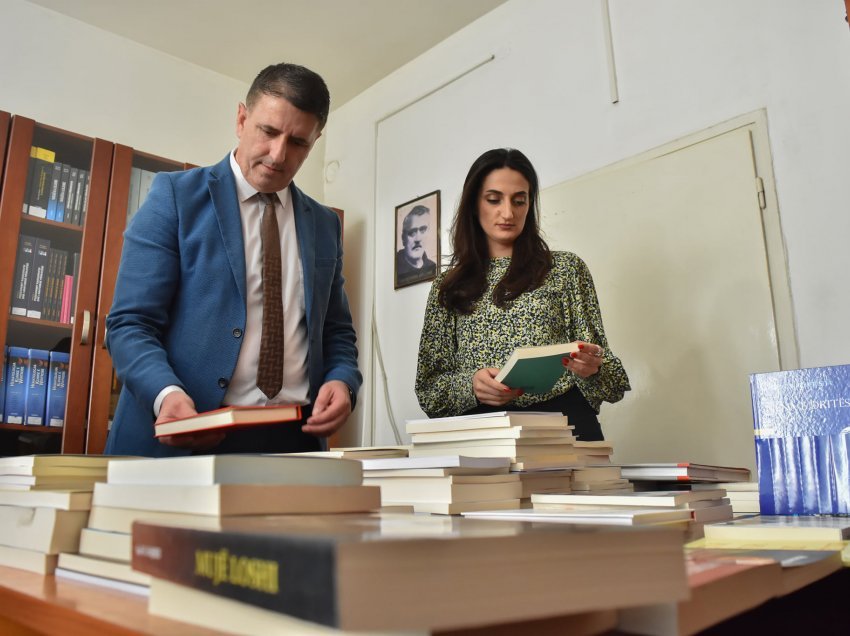 Biblioteka e Qytetit në Podujevë pasurohet me 210 tituj librash