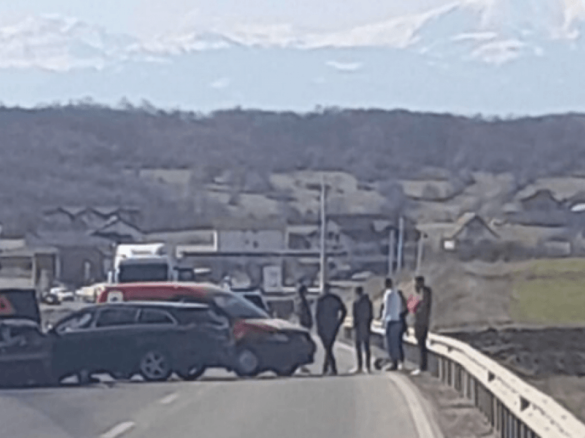 Një i vdekur dhe nëntë të lënduar nga aksidenti masiv në rrugën Prishtinë-Pejë