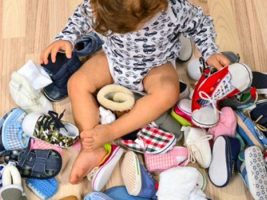 Këpucët e para të foshnjes, kur duhen blerë dhe cili material këshillohet