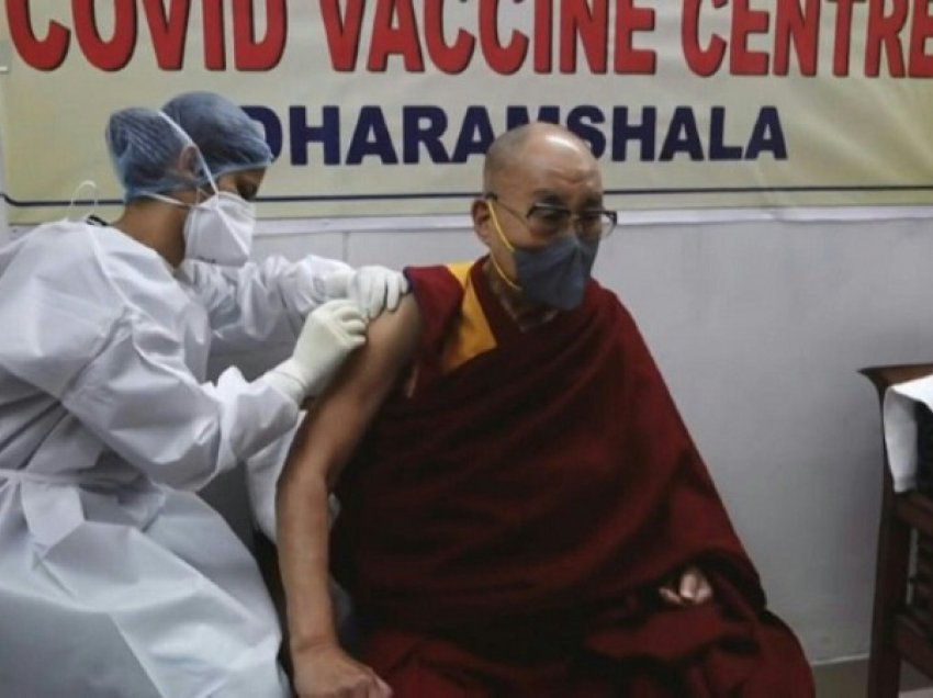 Dalai Lama merr dozën e pare/ Lideri shpirtëror i Tibetit bën apel: Merrni vaksinën!