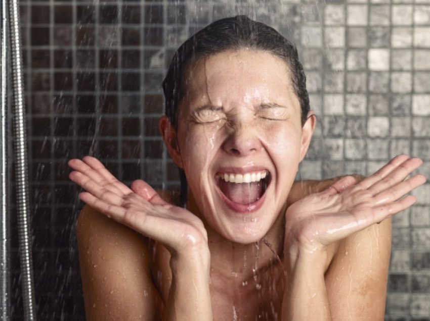 4 arsyet pse duhet të nisni ditën me një dush të ftohtë, mjekët shpjegojnë përfitimet