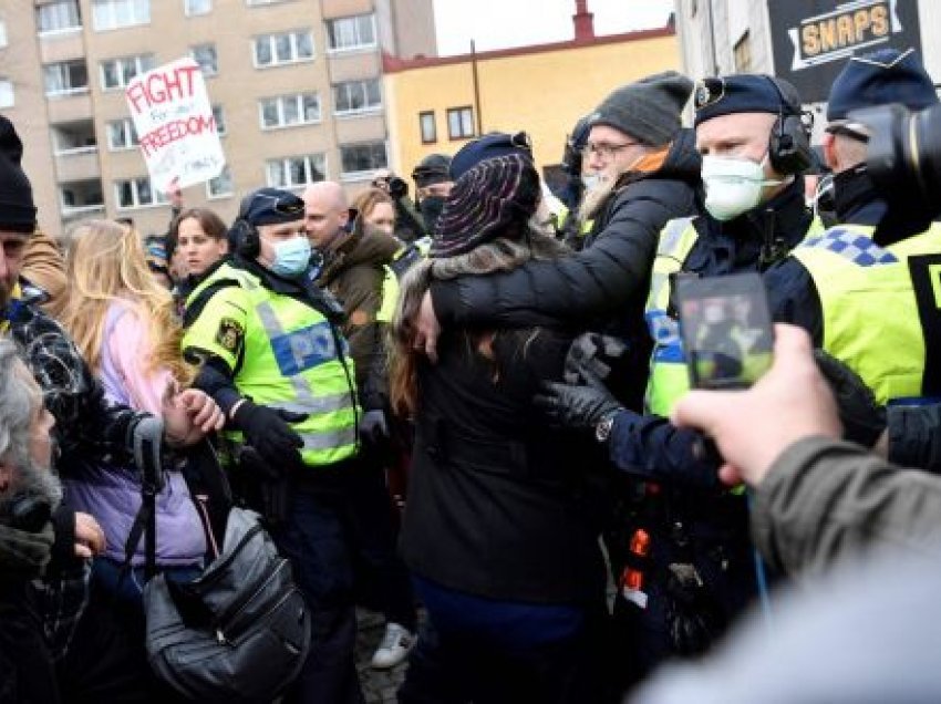 Qindra suedezë protestojnë kundër masave anti-Covid