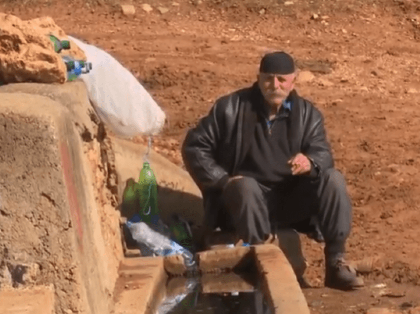 Gjyshi 80-vjeçar thotë se uji në Mojancë ndihmon në shërimin e gurit në veshkë