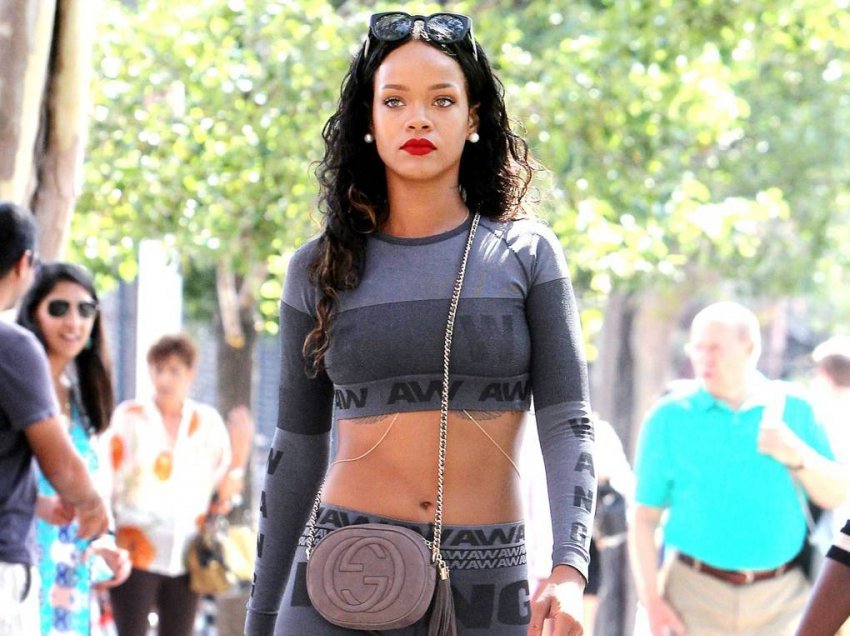 Rihanna fotografohet në New York me një kombinim të veshjes që nuk pritej