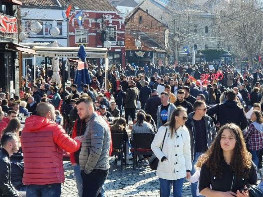 Kujt s’i bëhet vonë për COVID-19, Prizreni përplot me vizitorë
