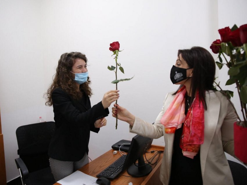 8 Marsi/ Ministrja Evis Kushi bën gjestin e veçantë, dhuron lule për gratë e vajzat e MASR