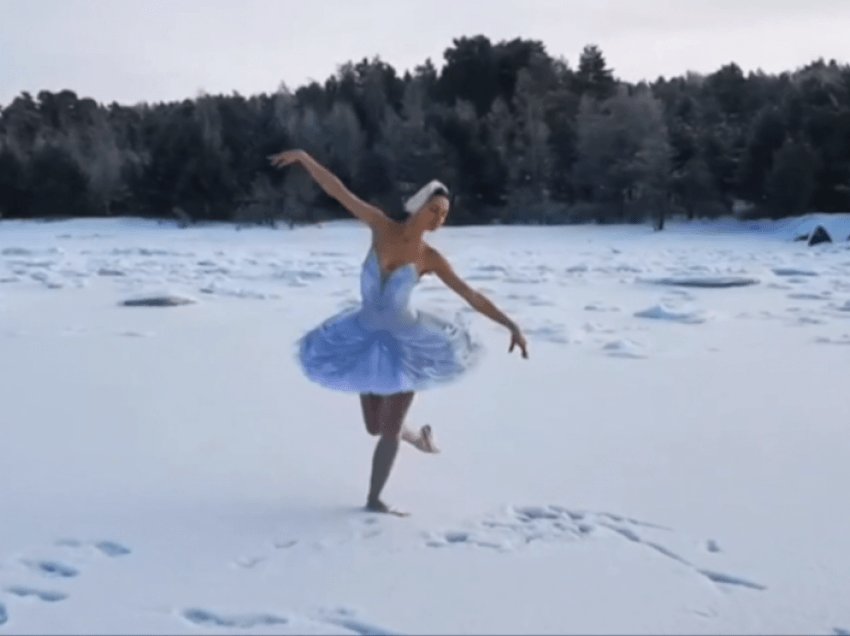 Balerina ruse interpreton “Liqenin e Mjellmës” në minus 15 gradë Celsius