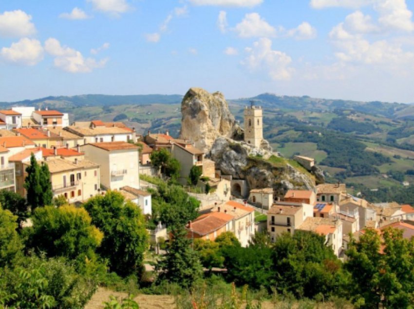 Ky fshat në Itali ofron akomodim falas për turistët, arsyeja do t’ju habisë