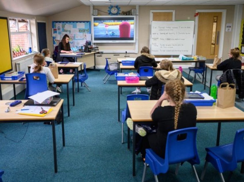 Fëmijët në Angli kthehen në shkolla, për herë të parë që nga muaji janar
