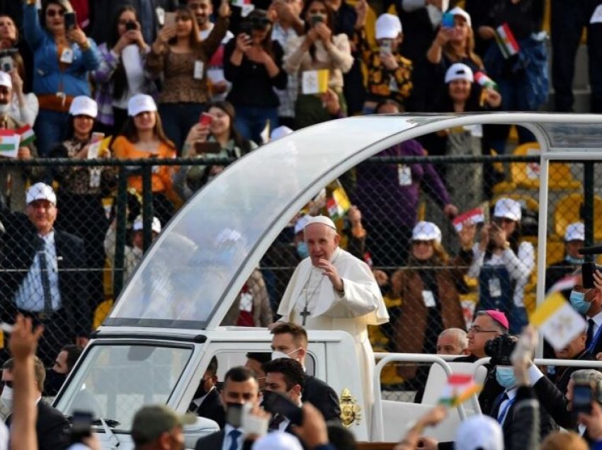 Papa Françesku përfundon vizitën historike në Irak