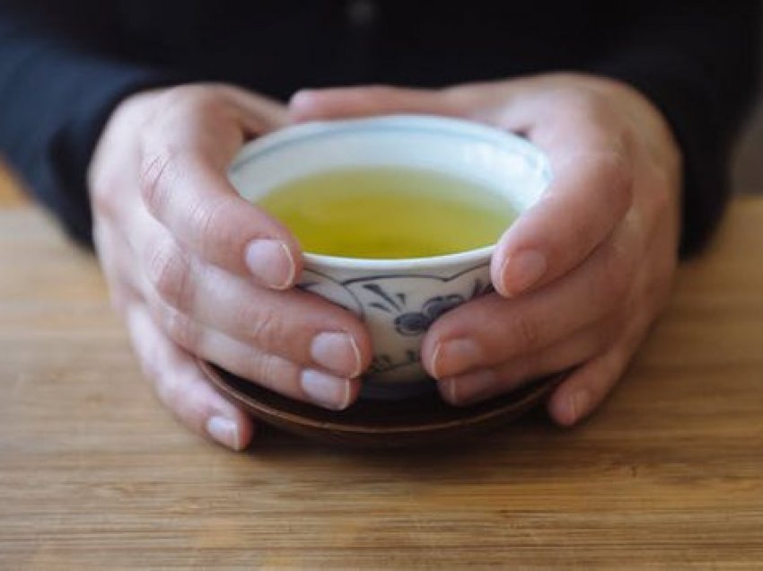 Përse njerëzit që vuajnë nga gurët në veshka, e kanë të ndaluar të pinë çaj jeshil