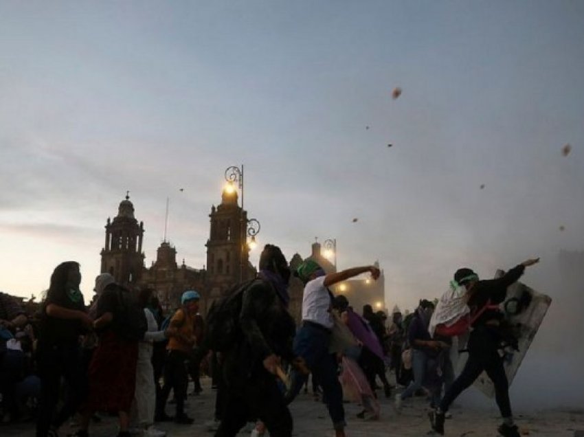 ​Femrat protestuese luftojnë me policinë në Meksikë për Ditën Ndërkombëtare të Grave