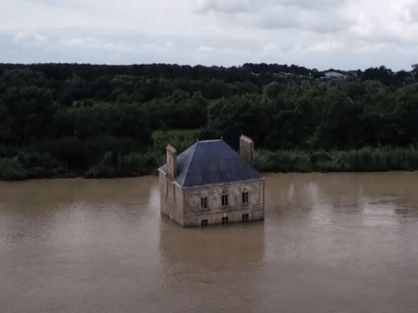 Historia e frikshme prapa shtëpisë në mes të një lumi në Francë