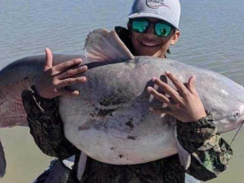 Kapi peshkun më peshën më të madhe, por 13-vjeçari bën gabimin fatal dhe nuk thyen rekordin