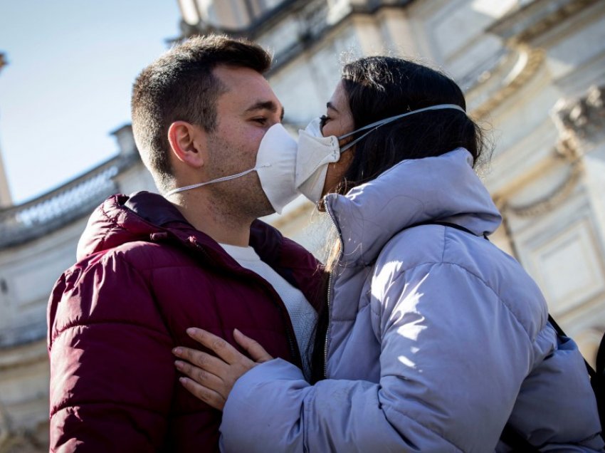 Shteti evropian që kishte dënim me vdekje për puthjen në publik