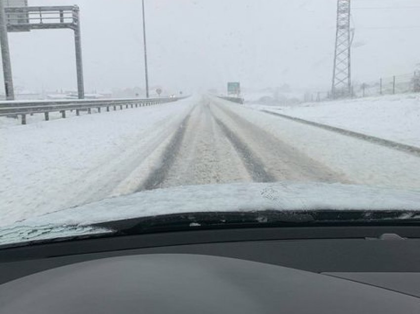 Kjo është gjendja e autostradës “Ibrahim Rugova”, pas reshjeve të borës
