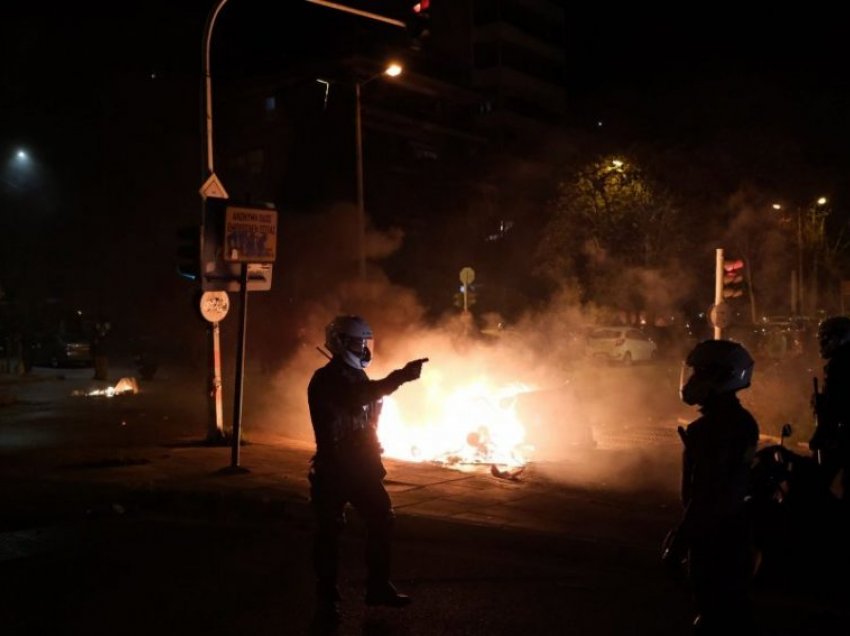 Dhunë në Athinë, 3 policë të lënduar në protestat ndaj brutalitetit policor
