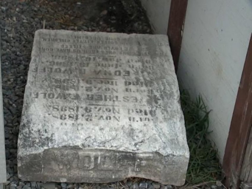 Një grua gjen një gur varri të shekullit XIX në kopshtin e shtëpisë së saj