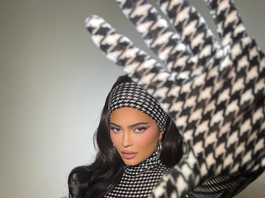 Kylie Jenner publikon imazhe joshëse teksa vë në dukje makijazhin e përsosur