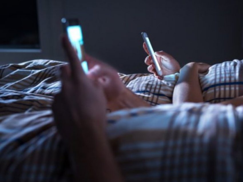 Pse nuk duhet t’a mbani telefonin në shtrat kur flini?