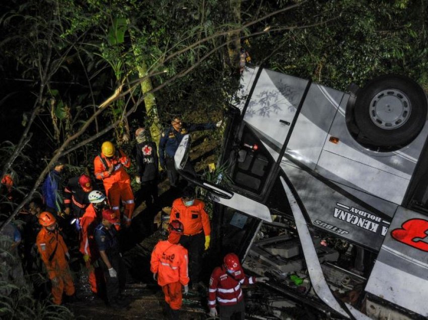 Autobusi me nxënës dhe prindër bie në luginë të thellë, vdesin 27 persona