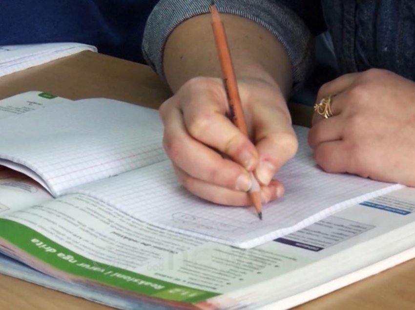 Raporti shqetësues i UNESCO-s: 44 mijë shqiptarë analfabetë, nuk dinë shkrim as lexim