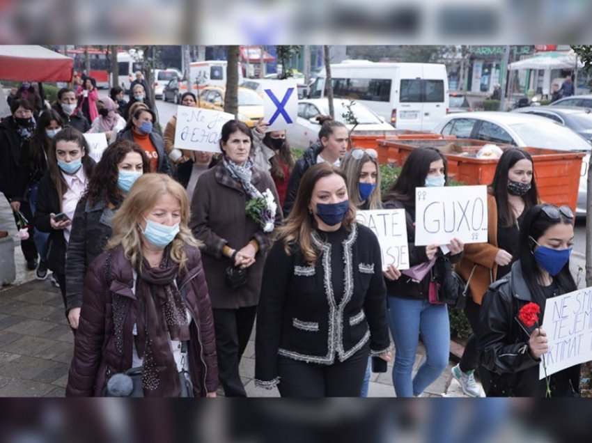 Marshimi kundër dhunës/ Vokshi: Gratë që përdoren për fasadë nga qeveria nuk e mbulojnë dot realitetin e trishtë