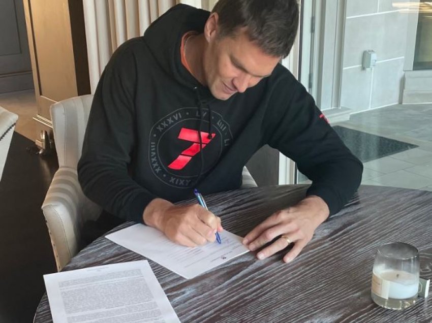 Tom Brady nënshkruan kontratë të re me Bucs