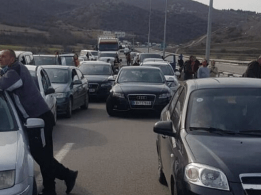 Banorët e Konjares së Shkupit në protesta, bllokuan autostradën Shtip – Milladinoc