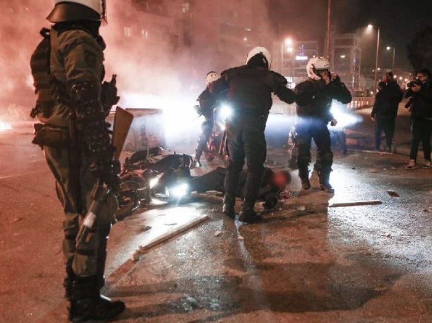 Athinë, burg të akuzuarit për rrahjen mizore të policit grek: Vrasje në tentativë