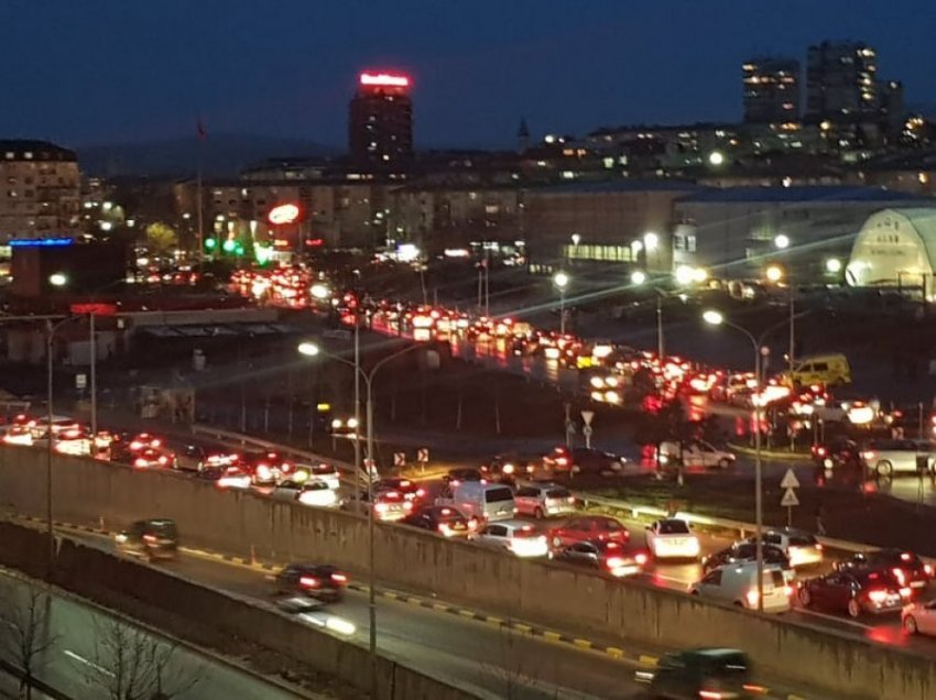 Nga mëngjesi në darkë, kolaps trafiku në Prishtinë